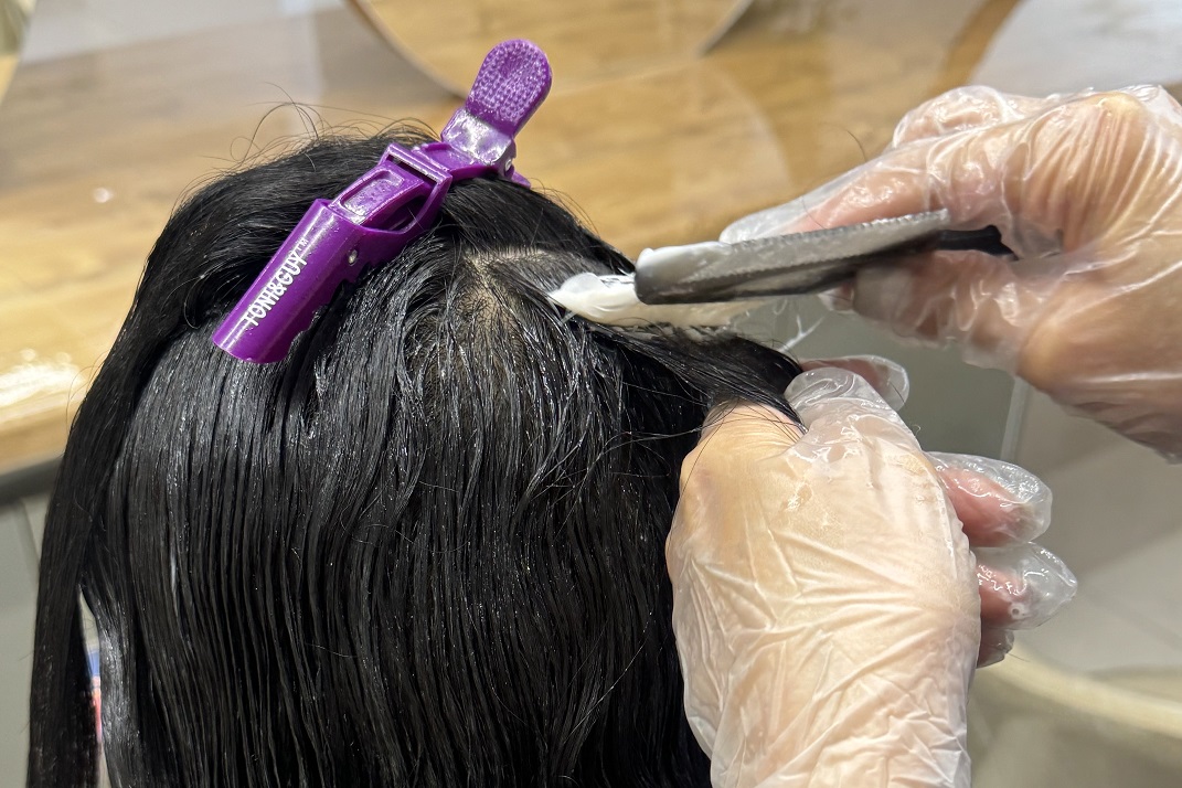 پیچش بیگودی حرفه‌ای در ورکشاپ آموزشی فر دائم مو شیراز